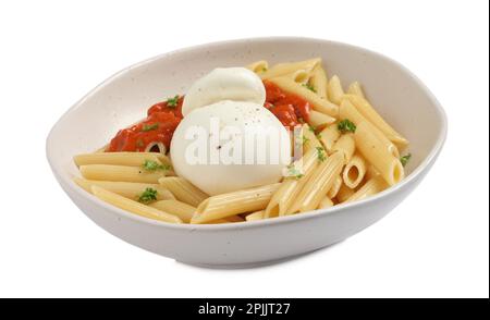 Pâtes délicieuses au fromage burrata et sauce dans un bol isolé sur blanc Banque D'Images