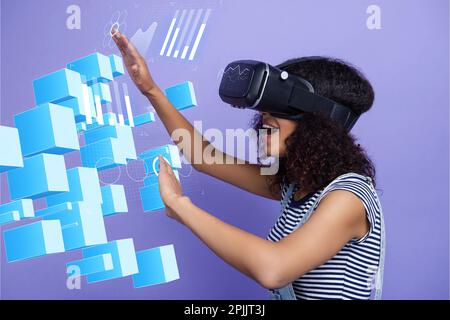 Collage photo nouveau logiciel d'analyse de réalité virtuelle outil d'investissement fille porter des lunettes vr statistiques d'affaires isolées sur fond violet Banque D'Images