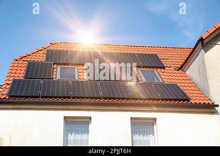 Maison avec panneaux solaires installés sur le toit. Énergies alternatives Banque D'Images