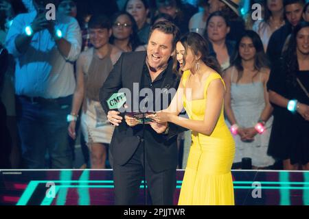 Austin, États-Unis. 02nd avril 2023. Charles Esten et Madison Bailey présentent le prix de la performance de l'année de la CMT lors des CMT Music Awards 2023 au Moody Centre on 02 avril 2023 à Austin, Texas. Se produit lors des CMT Music Awards 2023 au Moody Centre on 02 avril 2023 à Austin, Texas. Photo: Amy Price/imageSPACE/Sipa USA crédit: SIPA USA/Alay Live News Banque D'Images