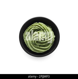 Bol avec tourbillon de pâte wasabi isolé sur blanc, vue de dessus Banque D'Images