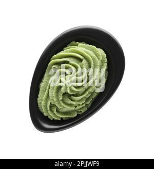 Bol avec tourbillon de pâte wasabi isolé sur blanc, vue de dessus Banque D'Images