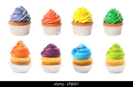 Ensemble de petits gâteaux d'anniversaire colorés sur fond blanc Banque D'Images