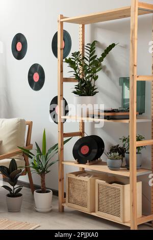 Intérieur de salon avec plateau tournant élégant sur étagère en bois et disques en vinyle Banque D'Images