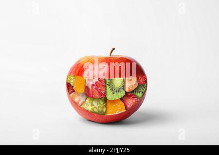 Concept GMO. Pomme mûre fraîche et morceaux de fruits différents à l'intérieur Banque D'Images