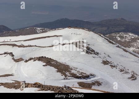 Le sommet du Mont Hermon est couvert de neige en hiver, dans le domaine des pistes de ski. Israël Banque D'Images