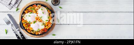 Shakshouka dans une poêle. Œufs frits avec légumes, tomate, poivre, citrouille et oignon. Vue de dessus Banque D'Images