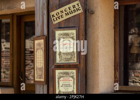 29-02-2022. cracovie-pologne. Panneaux d'entrée des restaurants de l'ancien quartier juif de Cracovie - Kazimierz Banque D'Images