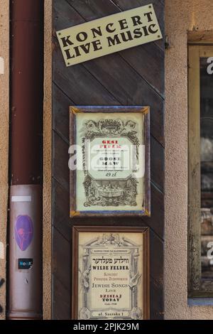 29-02-2022. cracovie-pologne. Panneaux d'entrée des restaurants de l'ancien quartier juif de Cracovie - Kazimierz Banque D'Images