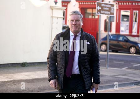 Sir Keir Starmer, chef du Parti travailliste, arrive pour Call Keir, son téléphone régulier sur le Nick Ferrari de LBC au salon Breakfast, où il reçoit les appels des auditeurs de LBC à travers le Royaume-Uni, aux studios communautaires Hartlepool à Hartlepool. Date de la photo: Lundi 3 avril 2023. Banque D'Images