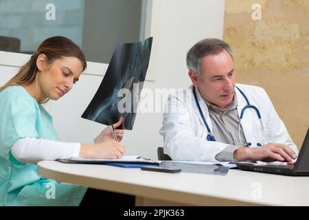 un médecin de sexe masculin et féminin examine les rayons x. Banque D'Images