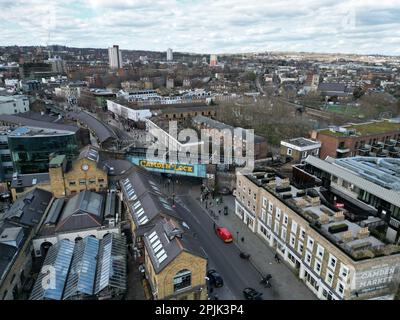 Camden lock High Street panneau sur le pont ferroviaire drone vue aérienne Londres UK Banque D'Images