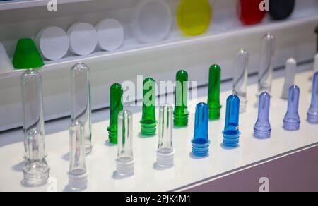 Tubes en matière première pour la fabrication de bouteilles en plastique. Fabrication industrielle Banque D'Images