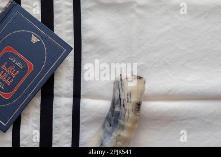 07-07-2022. jérusalem-israël. Un livre de prière pour la fête juive de Rosh Hashanah - sur un fond de talle, à côté d'un shofar fait d'un agneau Banque D'Images