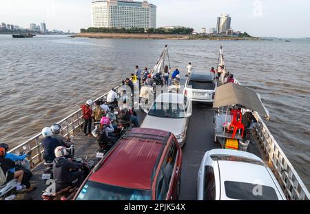 Phnom Penh, Cambodge-24 décembre 2022 : le ferry de Chroy Changvar transporte des passagers, avec des voitures et des motos de l'autre côté de la rivière vers le côté est, où t Banque D'Images