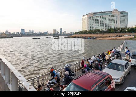 Phnom Penh, Cambodge-24 décembre 2022 : le ferry de Chroy Changvar transporte des passagers, avec des voitures et des motos de l'autre côté de la rivière vers le côté est, où t Banque D'Images