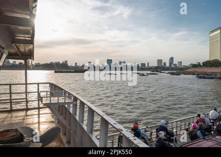 Phnom Penh, Cambodge-24 décembre 2022 : le ferry de Chroy Changvar transporte des passagers, avec des voitures et des motos de l'autre côté de la rivière vers le côté est, où t Banque D'Images