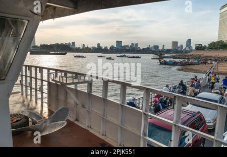 Phnom Penh, Cambodge-24 décembre 2022 : le ferry de Chroy Changvar transporte des passagers, avec des voitures et des motos de l'autre côté de la rivière vers le côté est, où t Banque D'Images