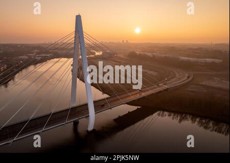 Northern Spire Bridge, Sunderland à l'aube, un beau matin d'hiver. Banque D'Images