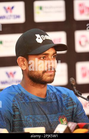 Tous les joueurs de cricket de la Rounder Mehidy Hasan Miraz participent à la conférence de presse avant le match après que l'équipe de cricket du test du Bangladesh assiste à la séance d'entraînement avant leur Banque D'Images