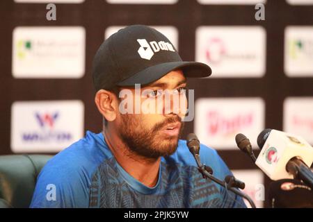 Tous les joueurs de cricket de la Rounder Mehidy Hasan Miraz participent à la conférence de presse avant le match après que l'équipe de cricket du test du Bangladesh assiste à la séance d'entraînement avant leur Banque D'Images