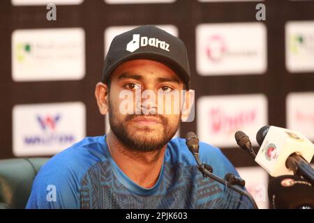 Tous les joueurs de cricket de la Rounder Mehidy Hasan Miraz participent à la conférence de presse avant le match après que l'équipe de cricket du test du Bangladesh assiste à la séance d'entraînement avant leur Banque D'Images