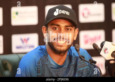 Tous les joueurs de cricket de la Rounder Mehidy Hasan Miraz participent à la conférence de presse avant le match après que l'équipe de cricket du test du Bangladesh assiste à la séance d'entraînement avant leur Banque D'Images