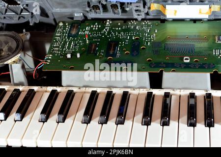 Le Caire, l'Egypte, 1 avril 2023: Clavier musical électronique cassé, clavier de piano non fonctionnel fissuré avec des touches de taille normale, des rythmes, des tonalités, le réglage c Banque D'Images