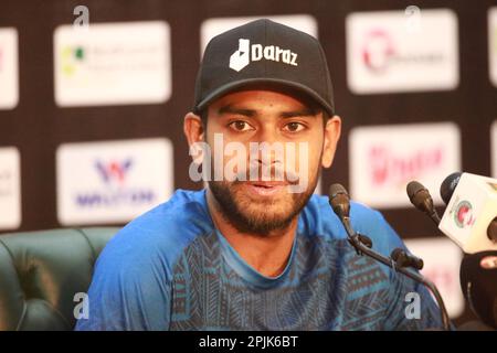 Tous les joueurs de cricket de la Rounder Mehidy Hasan Miraz participent à la conférence de presse avant le match après que l'équipe de cricket du test du Bangladesh assiste à la séance d'entraînement avant leur Banque D'Images