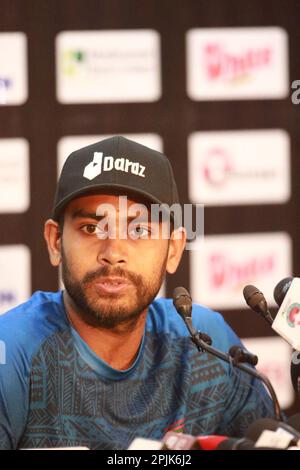 Tous les joueurs de cricket de la Rounder Mehidy Hasan Miraz participent à la conférence de presse avant le match après que l'équipe de cricket du test du Bangladesh assiste à la séance d'entraînement avant leur Banque D'Images