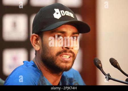 Tous les joueurs de cricket de la Rounder Mehidy Hasan Miraz participent à la conférence de presse avant le match après que l'équipe de cricket du test du Bangladesh assiste à la séance d'entraînement avant leur Banque D'Images