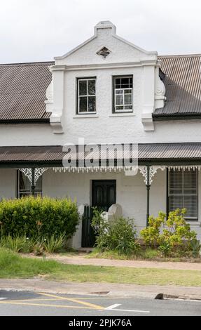 Paysage urbain avec maison pittoresque traditionnelle, tourné dans la lumière d'été lumineuse, Stellenbosch, Western Cape, Afrique du Sud Banque D'Images