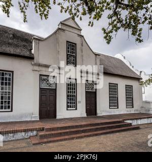 Paysage urbain avec maison pittoresque traditionnelle, tourné dans une lumière d'été lumineuse et nuageux, Stellenbosch, Western Cape, Afrique du Sud Banque D'Images