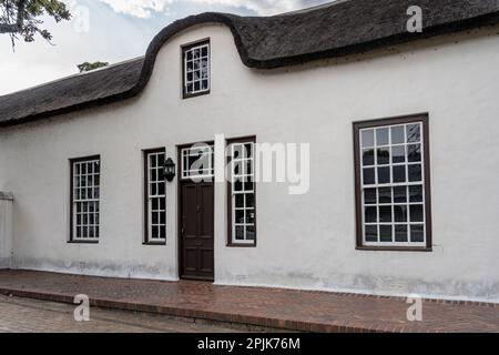 Paysage urbain avec bungalow pittoresque traditionnel, tourné dans une lumière d'été lumineuse et nuageux, Stellenbosch, Western Cape, Afrique du Sud Banque D'Images