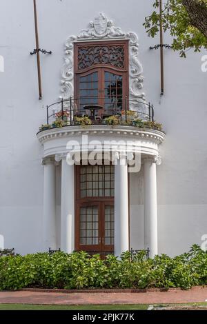 Paysage urbain avec balcon rond sur colonnes dans les bâtiments de l'hôtel de ville, tourné dans une lumière d'été lumineuse et nuageux, Stellenbosch, Western Cape, Afrique du Sud Banque D'Images