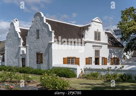 Paysage urbain avec deux bâtiments de style Cape hollandais, photographiés dans une lumière d'été lumineuse, Stellenbosch, Western Cape, Afrique du Sud Banque D'Images