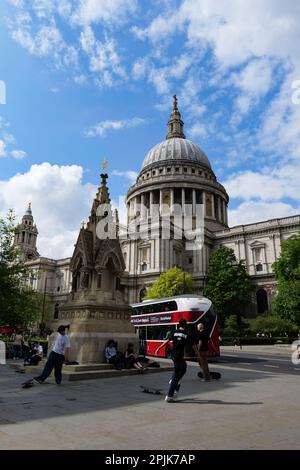 Londres - 05 07 2022 : planche à roulettes pour garçons devant la fontaine de Saint-Laurent et Mary Magdalene à Cannon St. avec la cathédrale Saint-Paul dans le bac Banque D'Images