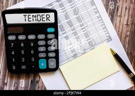 Calculatrice avec texte sur présentation, lunettes, stylo, bloc-notes pour écrire et documents sur une table en bois. concept financier Banque D'Images