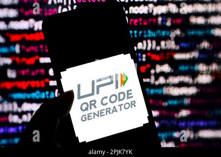 Inde. 02nd avril 2023. Dans cette illustration, un logo de GÉNÉRATEUR de code QR UPI s'affiche sur un smartphone . Crédit : SOPA Images Limited/Alamy Live News Banque D'Images