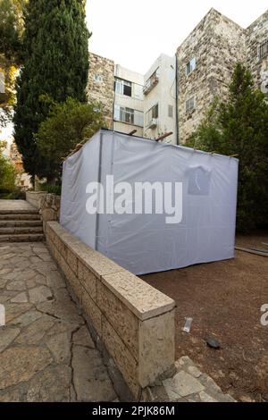 Une sukkah blanche est construite dans la cour d'un immeuble résidentiel à Jérusalem, Banque D'Images