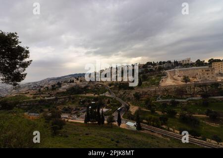 Vue d'en haut sur la vallée d'Emek de Hinnom, à côté de la vieille ville de Jérusalem - Israël Banque D'Images