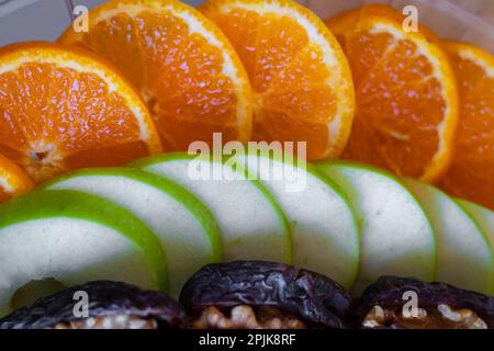 Fruits d'été colorés disposés dans un plateau Arrière-plan flou Banque D'Images