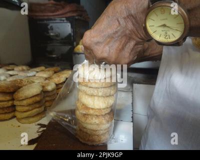 Dhaka, Bangladesh. 31st mars 2023. Un vendeur prépare Bakhorkhani (un aliment traditionnel) à vendre pour briser le jeûne pendant le mois de Ramadan près de la rue de Lalbag.Un vendeur prépare Bakhorkhani (un aliment traditionnel) à vendre pour briser le jeûne pendant le mois de Ramadan près de la rue de Lalbag. (Credit image: © MD Mehedi Hasan/Pacific Press via ZUMA Press Wire) USAGE ÉDITORIAL SEULEMENT! Non destiné À un usage commercial ! Banque D'Images