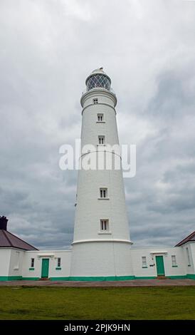 Phare de Nash point sur les falaises qui surplombent le chemin de la côte patrimonial de Bristol Channel Glamougan, propriété/maintenu par Trinity House depuis 1832 Banque D'Images