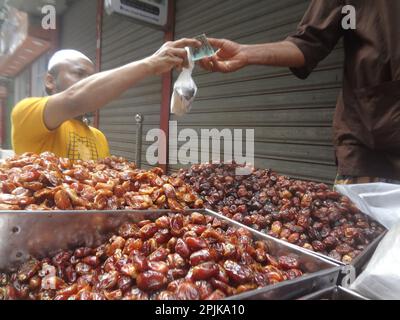 Dhaka, Bangladesh. 31st mars 2023. Un vendeur de rue vend des dates pendant le mois du Ramadan près de Lalbag. Un vendeur prépare Bakhorkhani (un aliment traditionnel) à vendre pour briser le jeûne pendant le mois du Ramadan, près de la rue de Lalbag. (Credit image: © MD Mehedi Hasan/Pacific Press via ZUMA Press Wire) USAGE ÉDITORIAL SEULEMENT! Non destiné À un usage commercial ! Banque D'Images