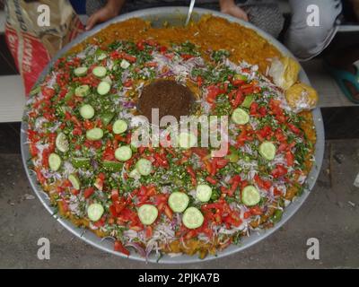 Dhaka, Bangladesh. 31st mars 2023. Un vendeur de rue vend des smash de pois chiches avant la pause le jeûne pendant le mois de Ramadan près de la rue de Lalbag.Un vendeur prépare Bakhorkhani (un aliment traditionnel) à vendre pour briser le jeûne pendant le mois de Ramadan près de la rue de Lalbag. (Credit image: © MD Mehedi Hasan/Pacific Press via ZUMA Press Wire) USAGE ÉDITORIAL SEULEMENT! Non destiné À un usage commercial ! Banque D'Images