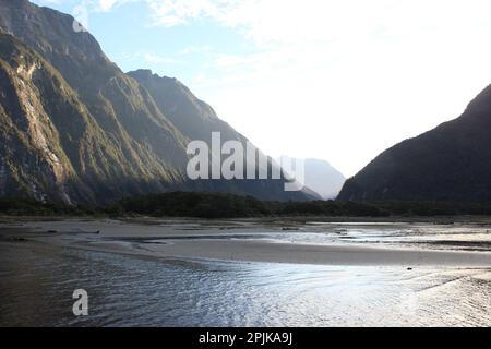 Dernière lumière du jour à Milford Sound - Île du Sud de la Nouvelle-Zélande Banque D'Images