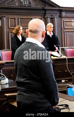 Hambourg, Allemagne. 03rd avril 2023. Un homme de 48 ans accusé de meurtre se trouve dans la salle d'audience du tribunal régional. Lors du deuxième procès pour la mort d'un brésilien en 2019, le tribunal régional de Hambourg annoncera le verdict. L'Italien avait déjà été condamné à la prison à vie à 22 avril 2021. Toutefois, la Cour suprême fédérale a infirmé la déclaration de culpabilité de meurtre en mai 2022 et a renvoyé l'affaire à une autre chambre du jury. Credit: Daniel Bockwoldt/dpa/Pool/dpa/Alay Live News Banque D'Images