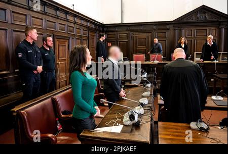 Hambourg, Allemagne. 03rd avril 2023. Un homme de 48 ans (M) accusé de meurtre se trouve dans la salle d'audience du tribunal régional. Dans le deuxième procès pour la mort d'un brésilien en 2019, le tribunal régional de Hambourg veut annoncer le verdict. L'Italien avait déjà été condamné à la prison à vie à 22 avril 2021. Toutefois, la Cour suprême fédérale a infirmé la déclaration de culpabilité de meurtre en mai 2022 et a renvoyé l'affaire à une autre chambre du jury. Credit: Daniel Bockwoldt/dpa/Pool/dpa - ATTENTION: Défendeur pixelated par ordre du tribunal/dpa/Alay Live News Banque D'Images