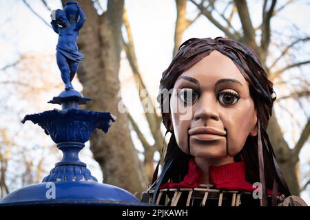 Little Amal - une marionnette de 3,5m ans d'un enfant syrien - dans le domaine de la vieille église de St Pancras, Londres, la sensibilisation à la détresse des réfugiés. Banque D'Images